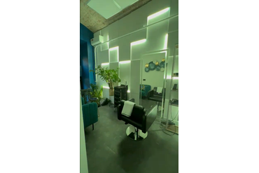 Модный парикмахерский салон в г.Москве. Использованы панели "LightUnit (MAX)" с RGBW подсветкой. Использован довольно крупный размер панелей 570*570мм (толщины - 12, 24 и 36мм).