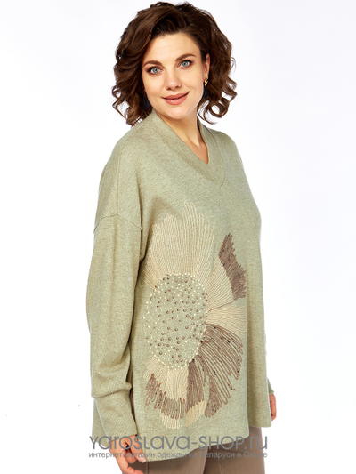 Женский костюм с трикотажным джемпером зеленого цвета и бежевыми брюками