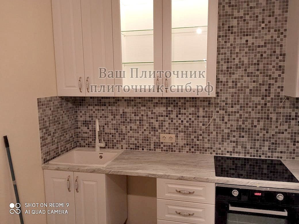 Укладка фартука из мозаики