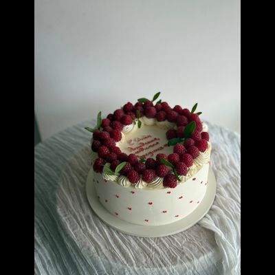 С венком малины и сердечками