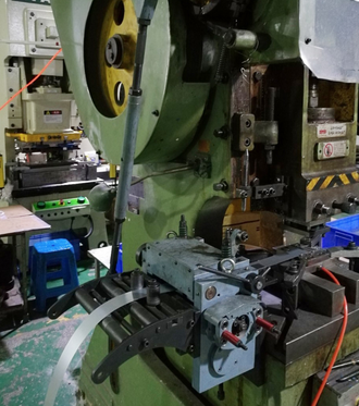 Устройство автоматической подачи металлической ленты