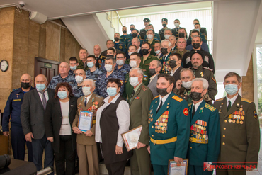 В Администрации Керчи поздравили ветеранов с Днем Защитника Отечества - 22.02.2022