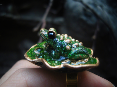 "Травяная Инфанта", фэнтези-кольцо с зелёной лягушкой и хромдиопсидами