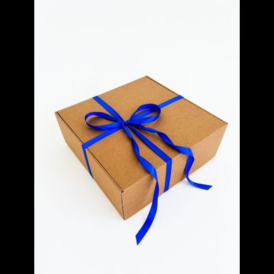 Большая подарочная коробка GILEV 37x37x14 см с синей лентой и наполнителем крафт