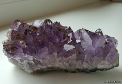 Аметист,  друза с включениями гематита