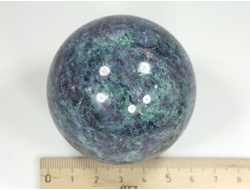 Шар Корунд красный (рубин) в кианите и фуксите, светится в УФ, Индия (60 мм, 412 г) №29724