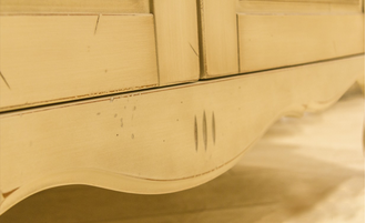 Буфет с верхней надстройкой со стеклянными дверьми.