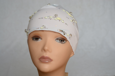 Итальянская шапка из лайкры белого цвета фото