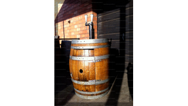 Бочка муляжная 150 литров из дуба с покрытием лака и краски. Расчет стоимости указанно без дверца