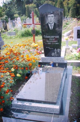Фото вертикального бюджетного памятника на могилу со срезом для мужчины в СПб