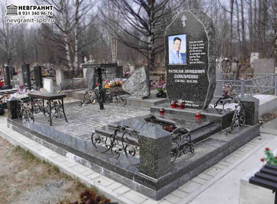 Гранитный комплекс из балтик-грина с цветным портретом 52