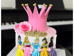 Торт с принцессами из мультиков.