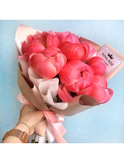 Букет 7 пионов в оформлении