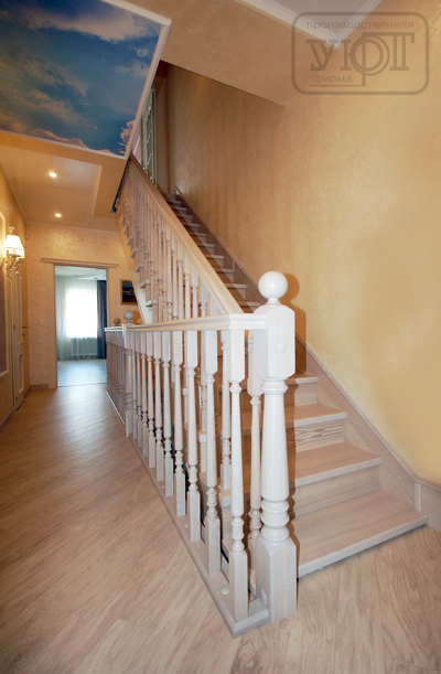 л-37. лестница на деревянном косоуре. ограждение - массив ясеня. ступени, обшивка - шпон ясеня