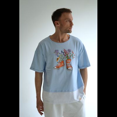 МУЖСКАЯ ФУТБОЛКА ГОЛУБАЯ "ЦВЕТОЧНЫЕ КЕДЫ"