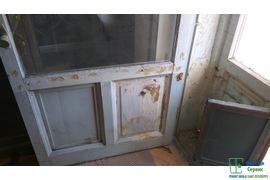 Балконная дверь до снятия краски. Под краской находится оконная замазка - этим материалом заделывали все неровности, так как другого материала не было