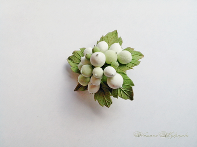 Брошь "Снежная ягода".