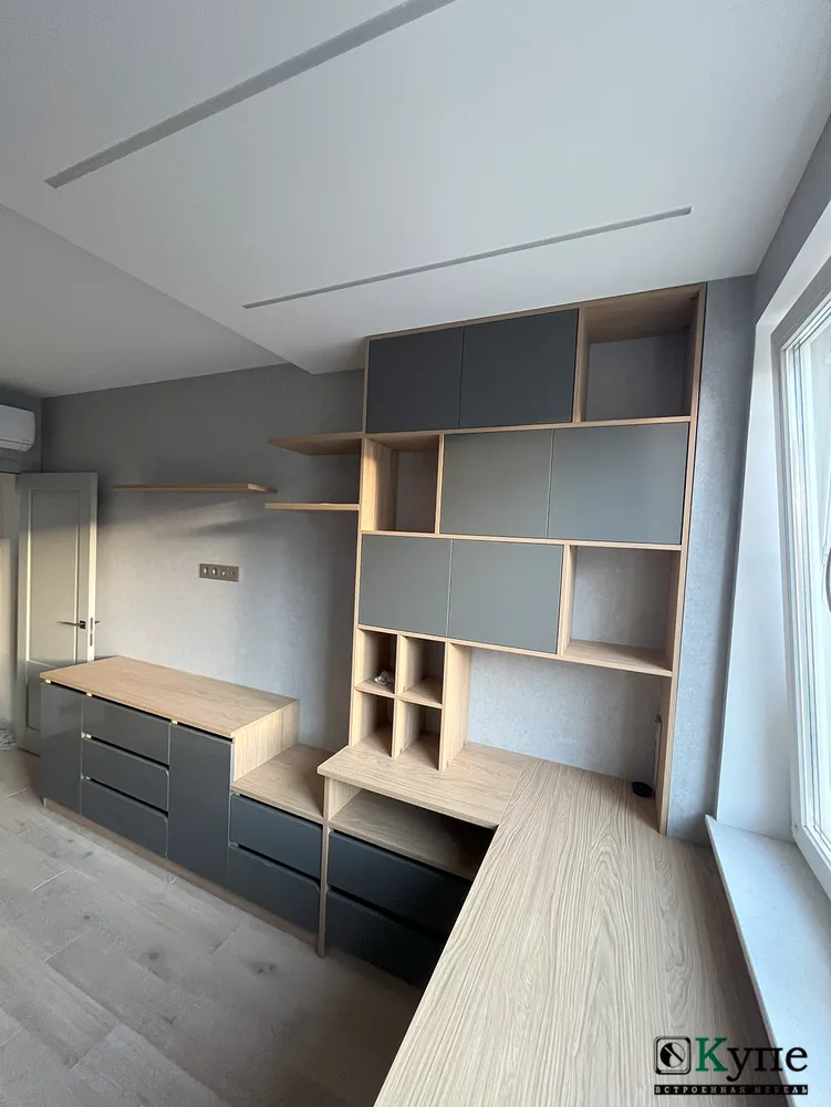 042 Рабочая зона в детской комнате. Рабочий уголок. Корпус и столешница: ЛДСП Egger H1385 ST40 Дуб Каселла натуральный, Двери: МДФ AGT  суперматовый Серый королевский 3022 