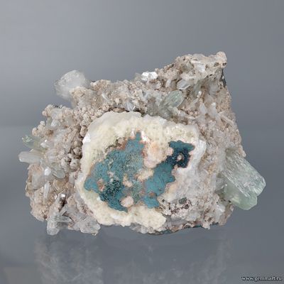 Апофиллит светло зеленый на стильбите. Индия. 85*60*40мм