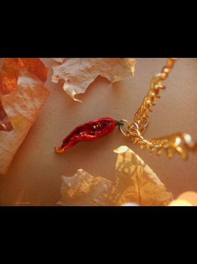 &quot;Огненное лето&quot;, кулон с красным перчиком чили и золотыми семенами