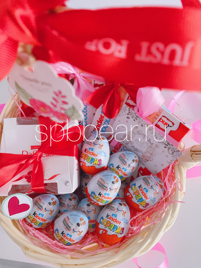 Подарочная корзина Киндер сюрприз и Рафаэлло