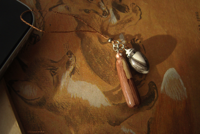 Необычный брелок-подвеска для мобильного "Пуаро и Гастингс"