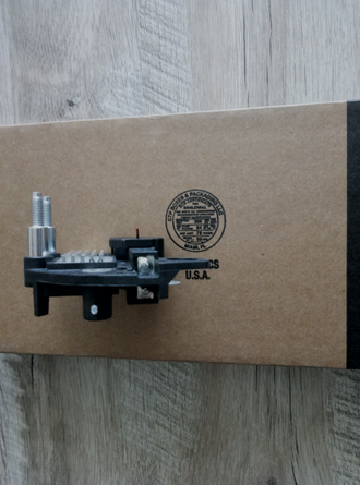 Регулятор напряжения 3832557