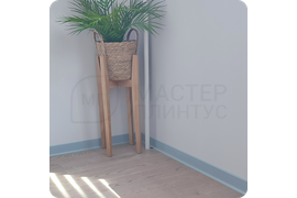 Современный минимализм: монтаж светло-серого плинтуса Dollken S60 - стильное решение для минималистичных интерьеров, где важна каждая деталь.