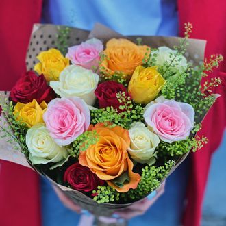 Доставка цветов в Волгограде - FLOWER34.RU - Букет из разноцветных роз и зелени