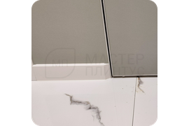 Универсальное обрамление: монтаж белого плинтуса обеспечивает идеальное обрамление пространства, гармонично сочетаясь с любыми материалами и цветами.