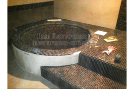 Облицовка купели мозаикой.