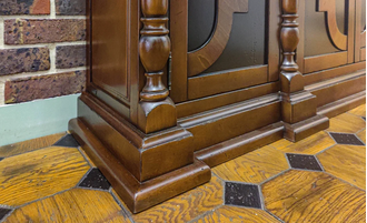 Комод винтажный резной с опорными столбами.