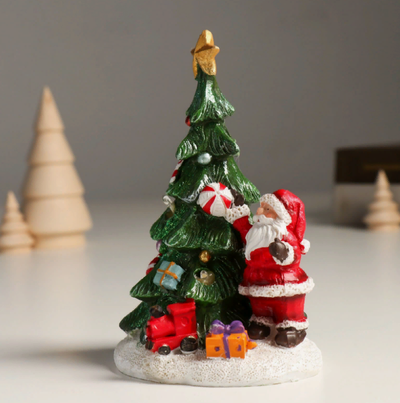 Новогодний сувенир с подсветкой "Дед Мороз у нарядной ёлочки" 11х9,5х14,5 см