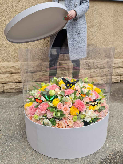 Огромный букет с бабочками №97