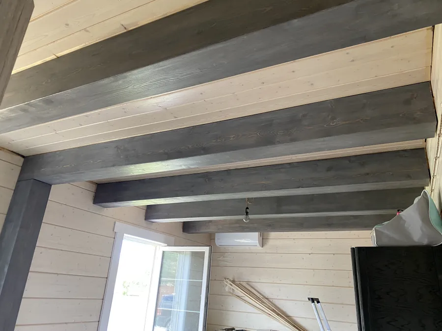 Фальш-балка из сосны с брашированием. Работа spilcenter.com. г.Москва