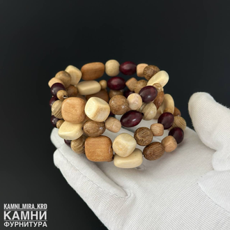 Браслет "Четыре витка яркий с кубиками" микс деревянных бусин разных форм, цветов и размеров на мэмори-проволке, цена за штуку