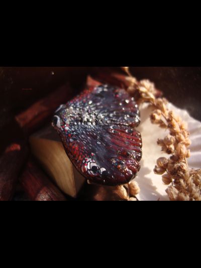 Миниатюрная брошь "Мотылёк-Уголёк"