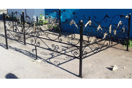 Ограда №15;
Каркас - труба 20*20/40*40;
Рисунок - пруток 12 мм/кованые листья;
Цена - 5000 (5900)р. за п.м. без нижнего пояса (с поясом)/ (с лаком+150).