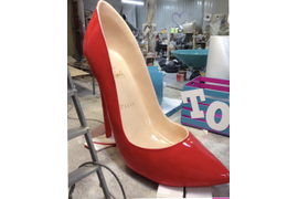 Большая туфля из стеклопластика