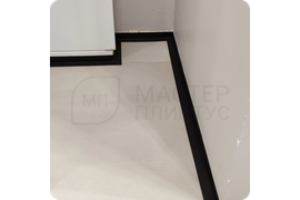 Простой монтаж гибкого плинтуса Dollken WLK 20 в черном цвете. Смотрите, как легко устанавливается этот универсальный элемент отделки.