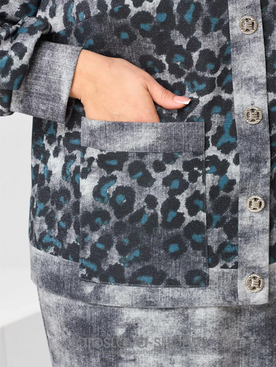 Стильный костюм в деловом стиле, состоящий из жакета и юбки