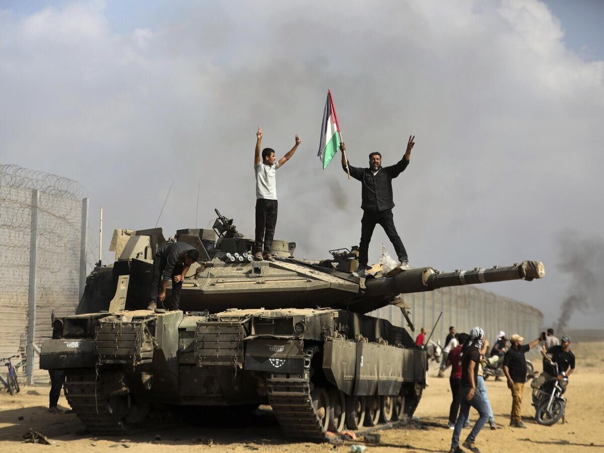 Палестинцы на захваченном израильском танке. Источник: AP Photo. Фото: Yousef Masoud