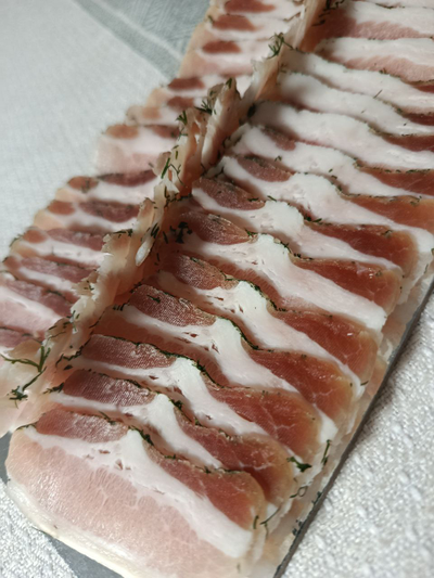 Сало домашнее с чесноком в укропе в нарезку | ферма СытникЪ