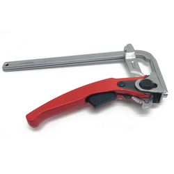 Струбцина для установки в паз с храповым механизмом