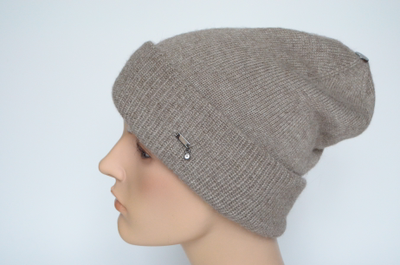 vyazanaya-shapka-s-otvorotom-bezhevaya-vizio-italiya-9015-cry