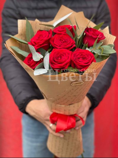 Букет из 7 роз в крафт-бумаге