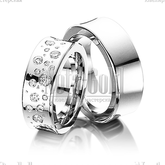 Обручальные кольца широкие из белого золота с россыпью бриллиантов в женском кольце с вогнутым профи