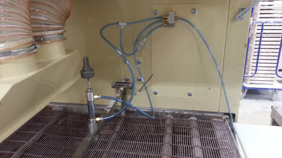 Задача: трясти конвейерную ленту с конфетами. Подобрана простая пневматическая схема и цилиндр с уплотнением металл по металлу. Широкий диапазон регулировки частоты. 