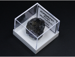 Иолит (Кордиерит), в пластиковом боксе, Индия №22128