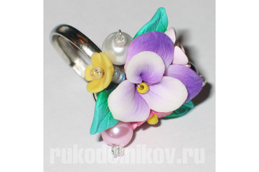 кольцо декорированное цветами из полимерной глины